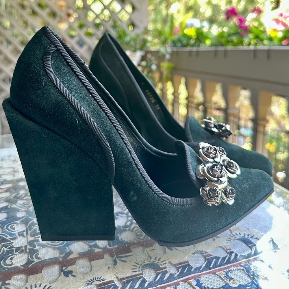 Sergio Rossi Suede Heels in green size 9